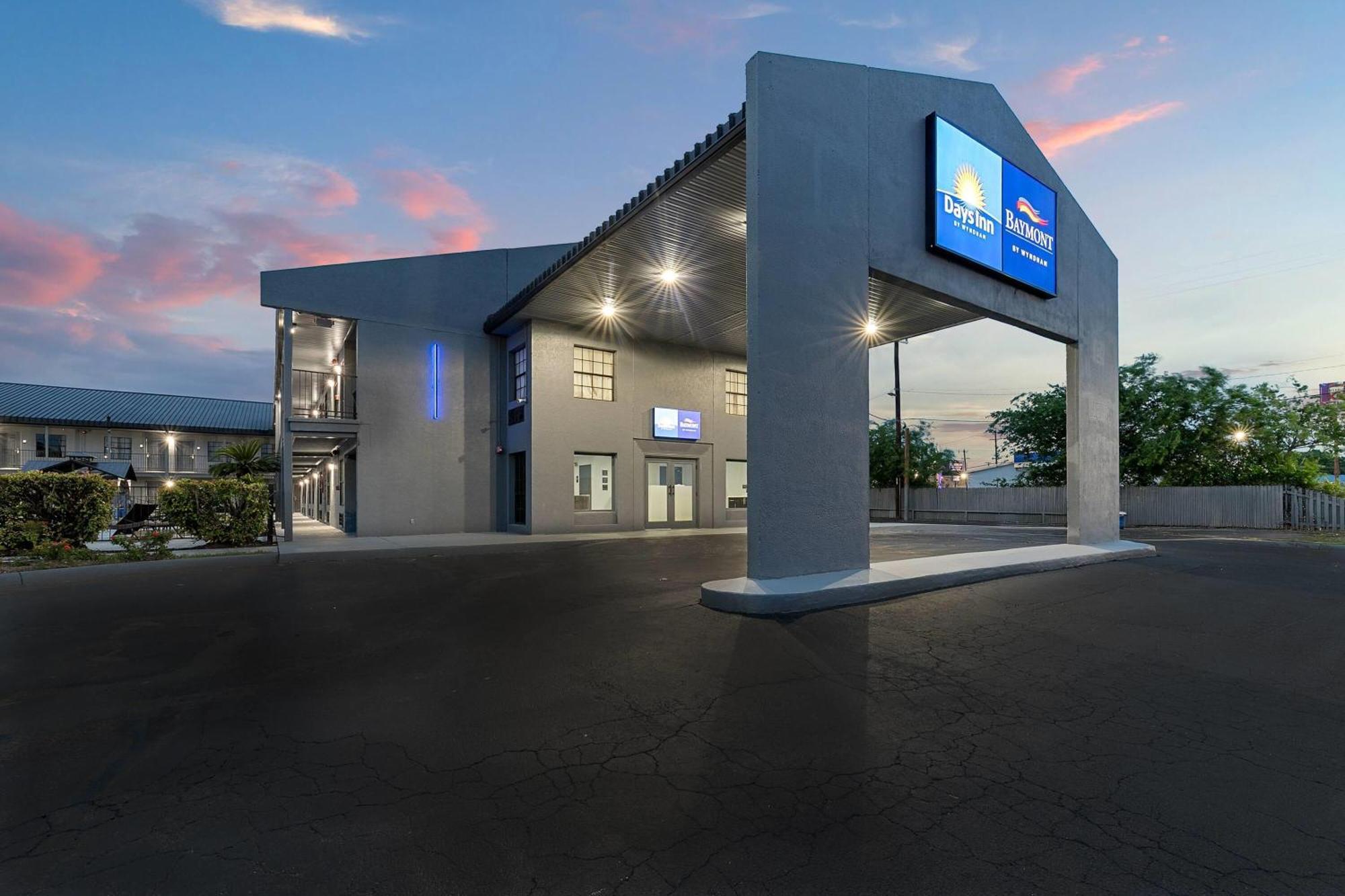 Days Inn By Wyndham San Antonio Near Lackland Afb Exterior photo